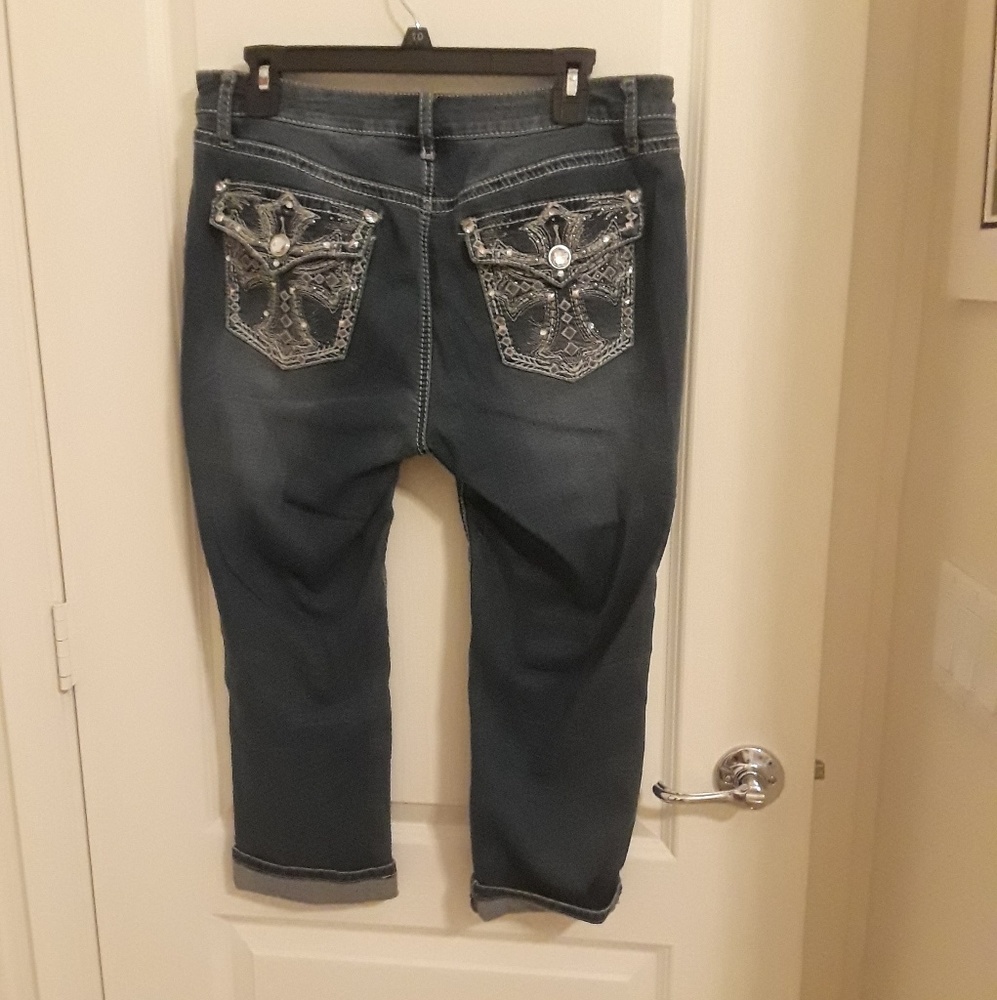 Apt 9 Capris
